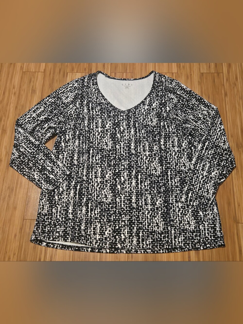 Livi Classic V-Neck Long Sleeve Top in Black & White